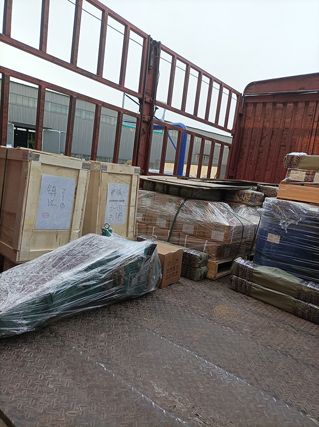 电磁给料机、2台检验筛、网架等发货