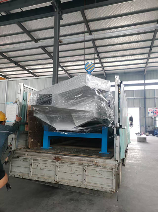 客户定制直线筛专车发货