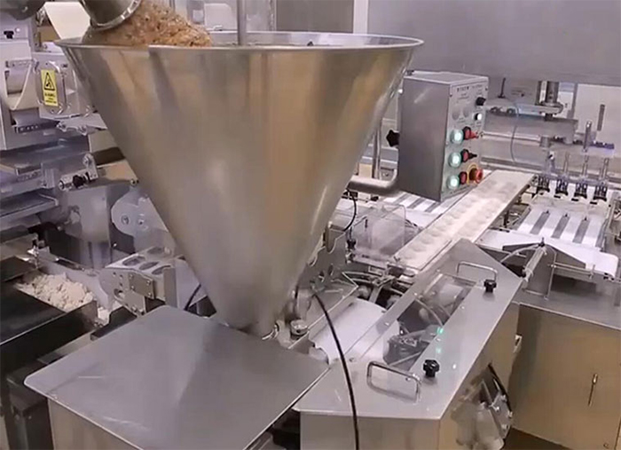 南京某知名食品公司使用振动筛和上料机