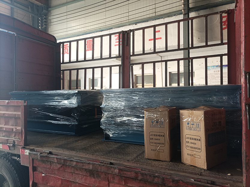 两台振动平台发货