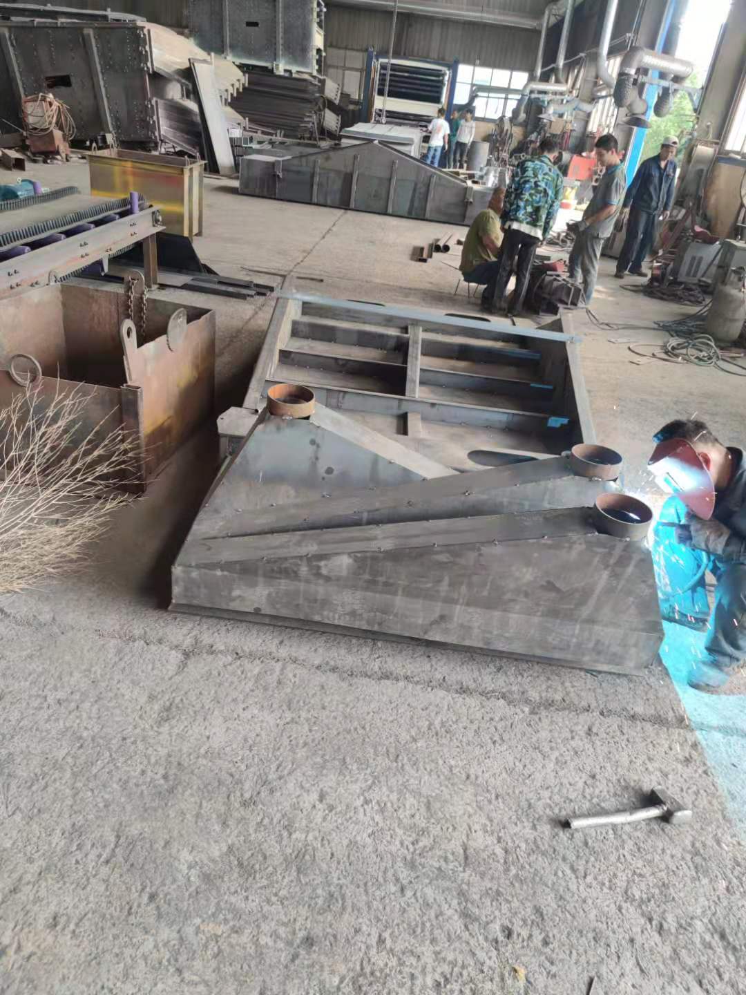 火炎焱燚的高温天气,也阻挡不了康振机械人的制造热情！