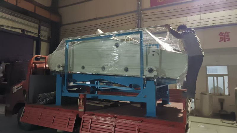 客户定制带喷淋装置的脱水筛发货