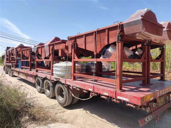 10台直线振动筛发货 大批量生产， 感谢客户信任与支持！