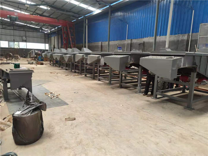 多台直线筛生产车间