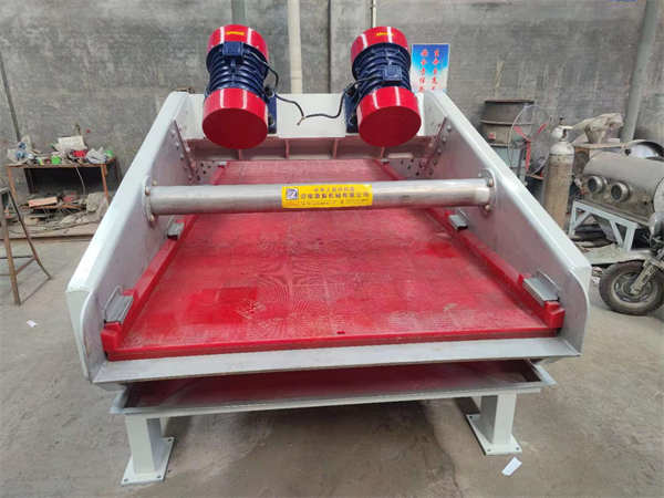 1540特制不锈钢脱水振动筛，已发货，筛分效果好，筛箱采用高强度螺栓铆钉，筛面由弧形段与直线段组成，结构坚固耐用，用料厚实，运行平稳噪声低，使用率高，使用寿命长！