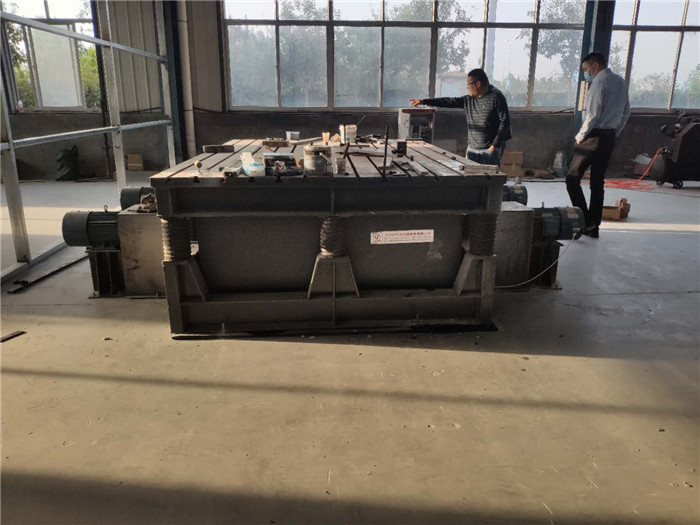 南通高频振动平台客户使用设备现场