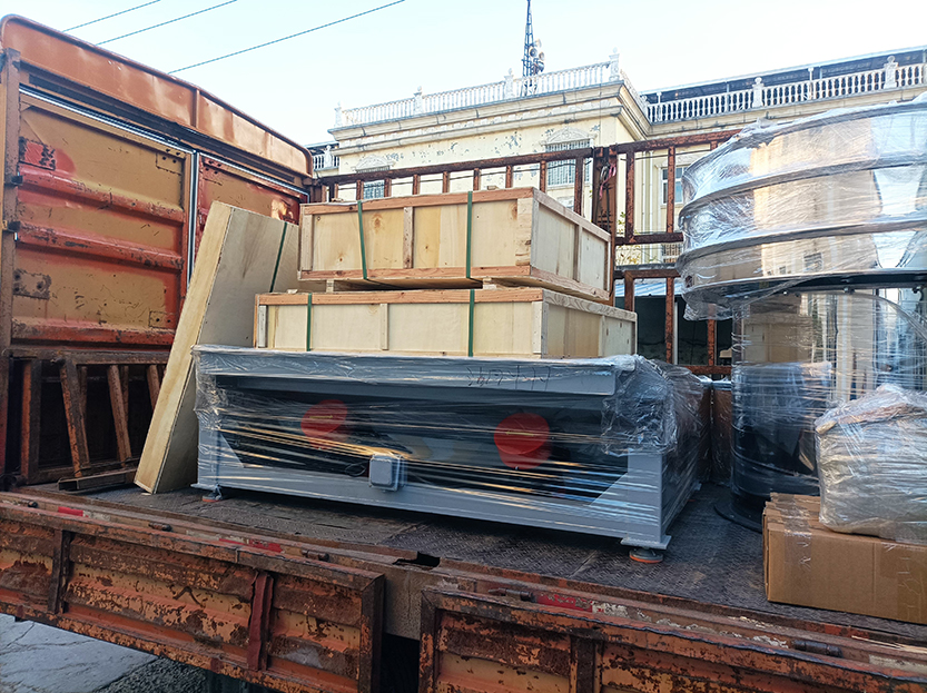 振动给料机、网架等发货